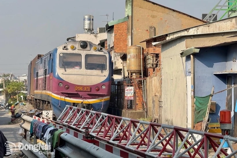 Tàu hỏa phải dừng gần 1 giờ do tai nạn tại nút giao đường sắt
