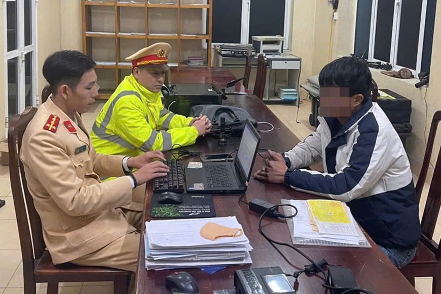 Xử lý tài xế ô tô đầu kéo có hành vi cản trở xe ưu tiên