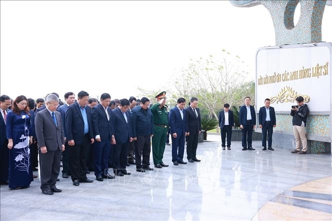 Thủ tướng Phạm Minh Chính dâng hương tưởng niệm các Anh hùng liệt sĩ tại Quảng Nam
