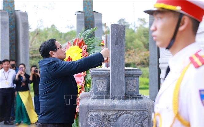 Thủ tướng Phạm Minh Chính dâng hương tưởng niệm các Anh hùng liệt sĩ tại Quảng Nam