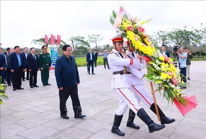 Thủ tướng Phạm Minh Chính dâng hương tưởng niệm các Anh hùng liệt sĩ tại Quảng Nam