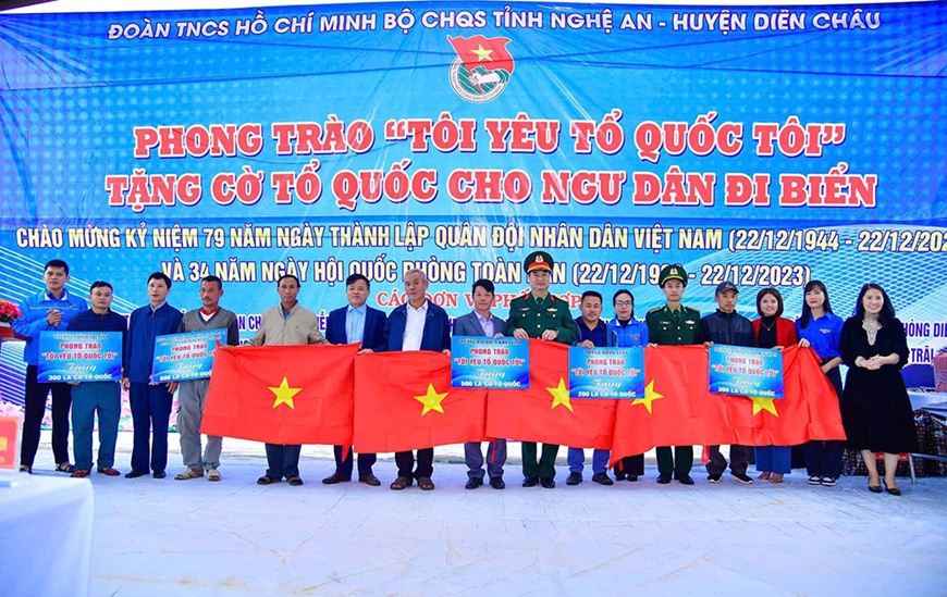 Cờ Tổ quốc trên sóng biển Nghệ An