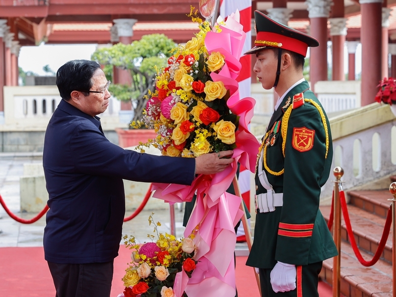 Thủ tướng Phạm Minh Chính dâng hương tưởng nhớ Thủ tướng Phạm Văn Đồng tại Quảng Ngãi
