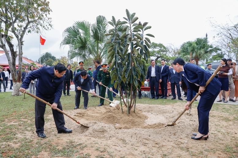 Thủ tướng Phạm Minh Chính dâng hương tưởng nhớ Thủ tướng Phạm Văn Đồng tại Quảng Ngãi