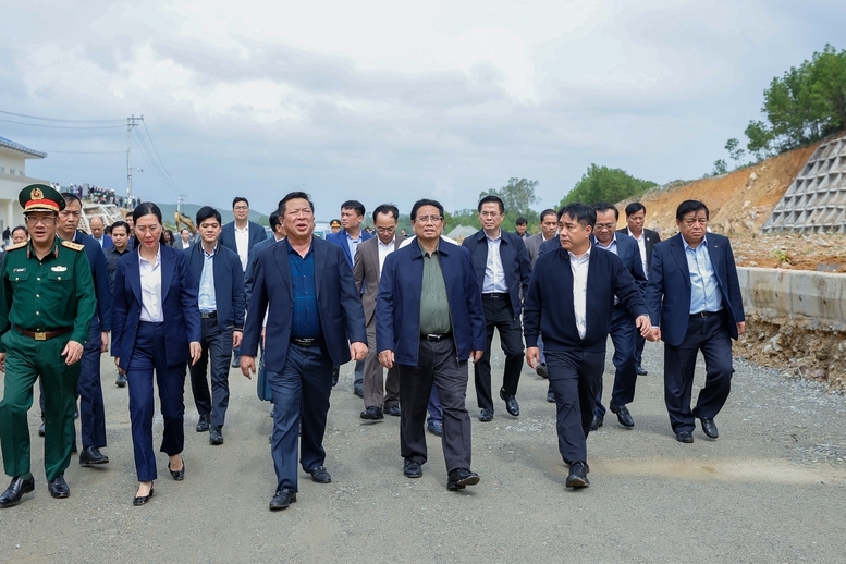 Thủ tướng Phạm Minh Chính đôn đốc xóa nhà tạm, nhà dột nát và các dự án hạ tầng giao thông tại Quảng Ngãi