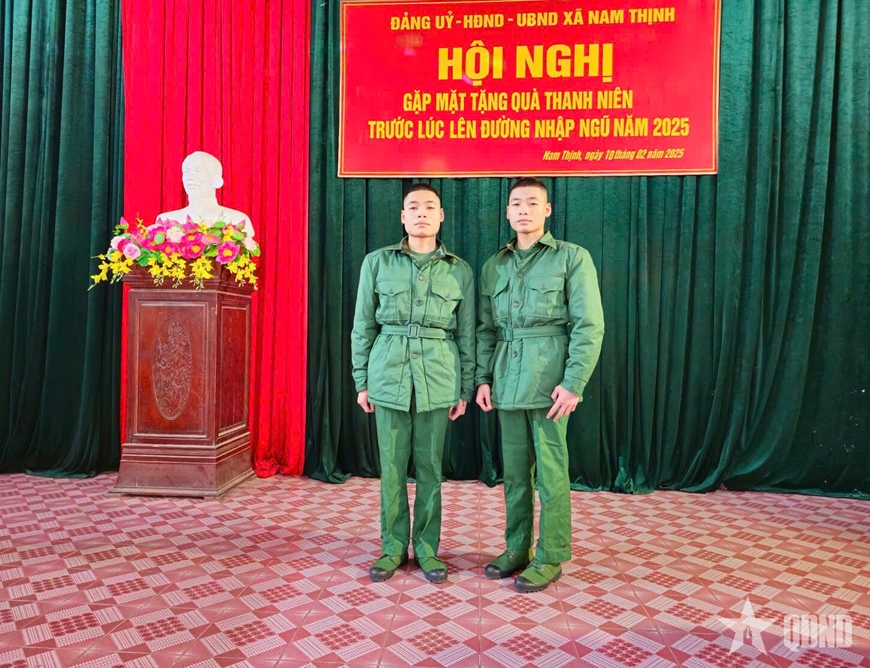 Anh em song sinh tình nguyện nhập ngũ, tự hào khoác áo lính