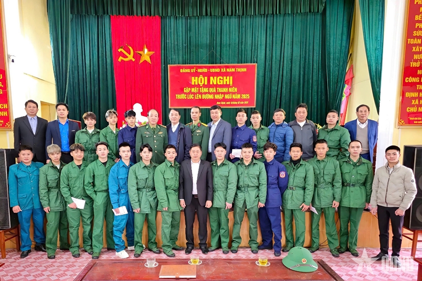 Anh em song sinh tình nguyện nhập ngũ, tự hào khoác áo lính