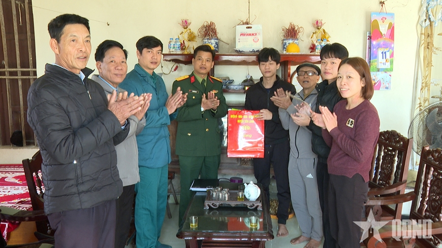 Anh em song sinh cùng xung phong nhập ngũ