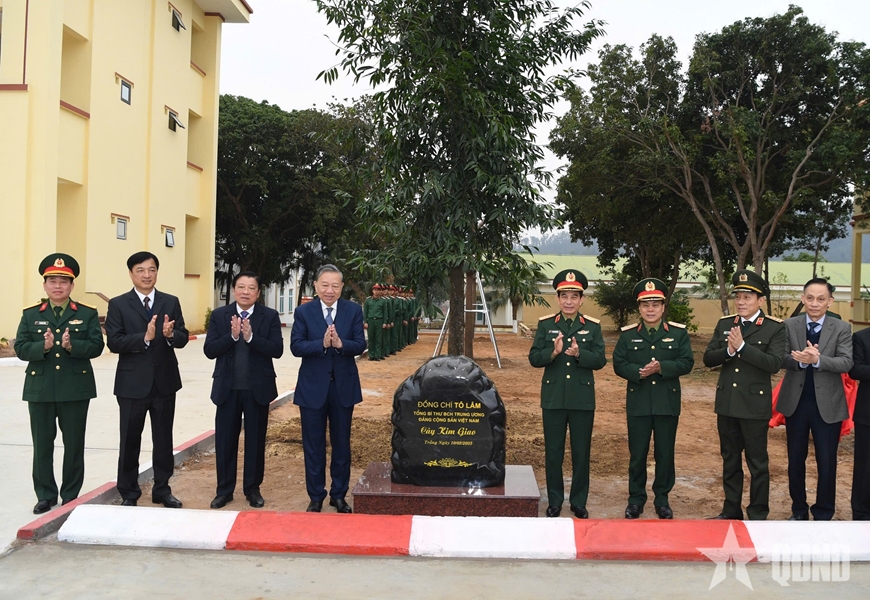 Tổng Bí thư Tô Lâm thăm, kiểm tra thực tế tại Lữ đoàn Tên lửa 490 (Binh chủng Pháo binh)