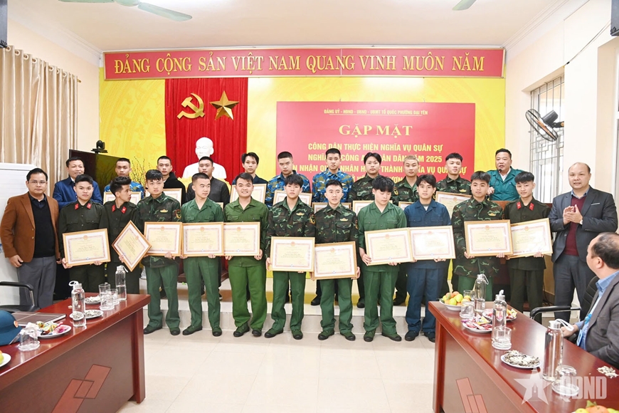 TP Hạ Long (Quảng Ninh) gặp mặt, tặng quà, động viên thanh niên nhập ngũ năm 2025
