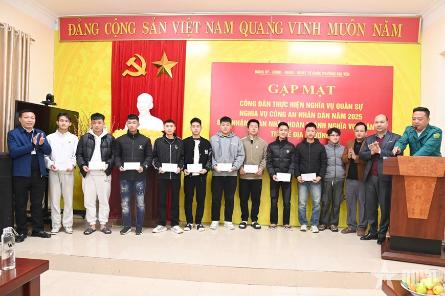 TP Hạ Long (Quảng Ninh) gặp mặt, tặng quà, động viên thanh niên nhập ngũ năm 2025