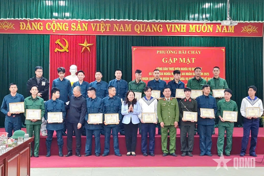 TP Hạ Long (Quảng Ninh) gặp mặt, tặng quà, động viên thanh niên nhập ngũ năm 2025