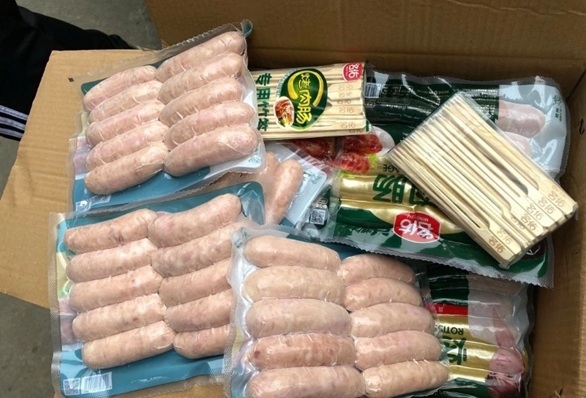 Phát hiện hàng tấn xúc xích không rõ nguồn gốc