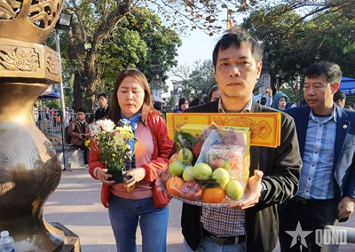 Gallery - Dòng người đổ về đền Trần trước giờ khai ấn