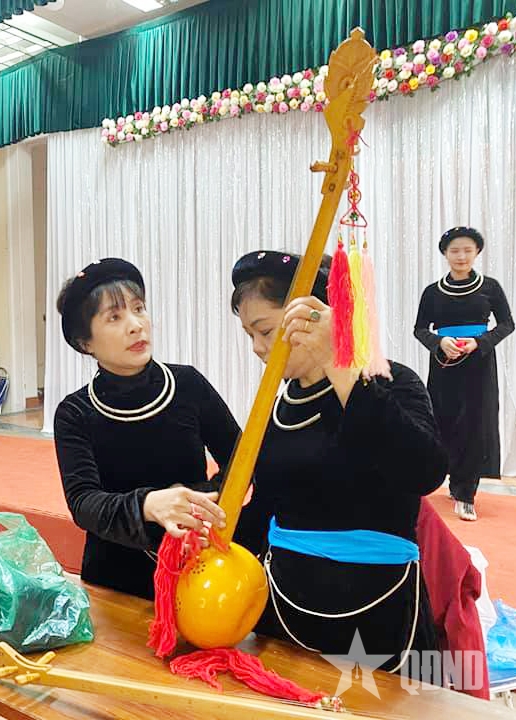 Cô giáo "say" điệu hát then