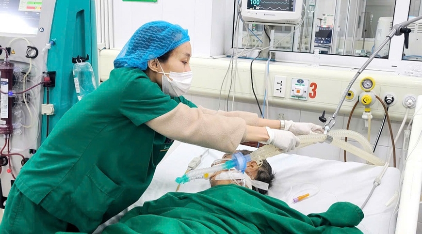 Bệnh viện Bệnh Nhiệt đới Trung ương cấp cứu người hôn mê vì ngộ độc rượu