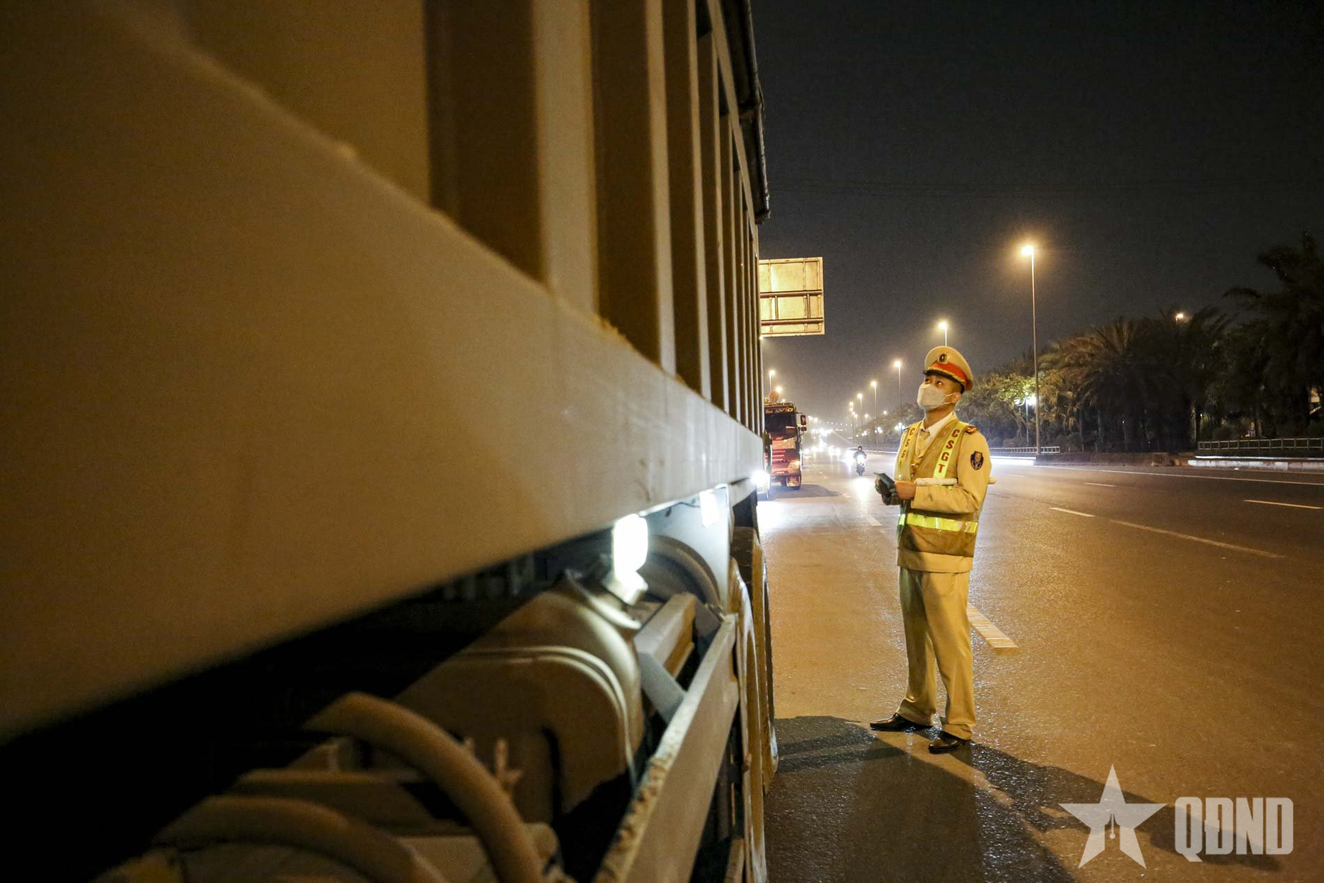 Hà Nội: Cảnh sát giao thông kiểm tra trong đêm, nhiều xe quá tải bị xử lý