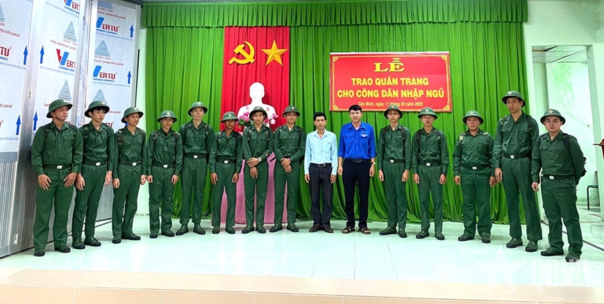 Thanh niên Nguyễn Hồ Khang Duy viết tiếp ước mơ phục vụ lâu dài trong Quân đội