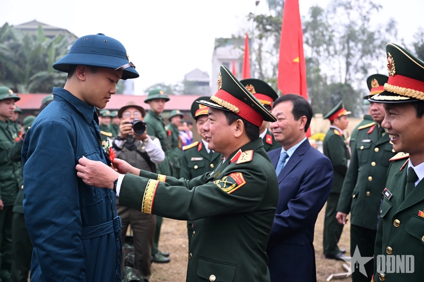 Thượng tướng Trịnh Văn Quyết động viên thanh niên TP Việt Trì, tỉnh Phú Thọ lên đường nhập ngũ