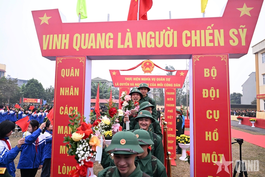 Thượng tướng Trịnh Văn Quyết động viên thanh niên TP Việt Trì, tỉnh Phú Thọ lên đường nhập ngũ