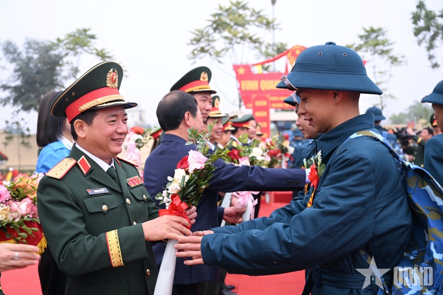 Thượng tướng Trịnh Văn Quyết động viên thanh niên TP Việt Trì, tỉnh Phú Thọ lên đường nhập ngũ