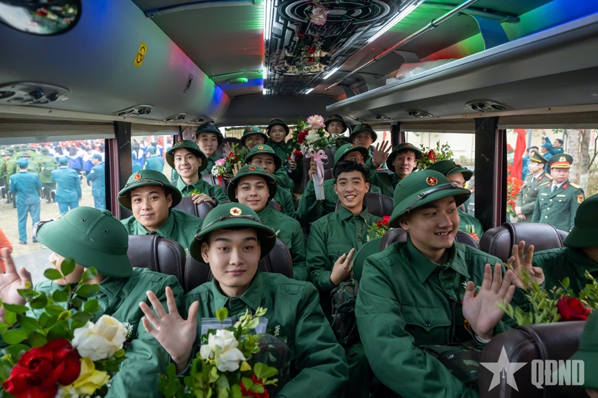 Thượng tướng Trịnh Văn Quyết động viên thanh niên TP Việt Trì, tỉnh Phú Thọ lên đường nhập ngũ