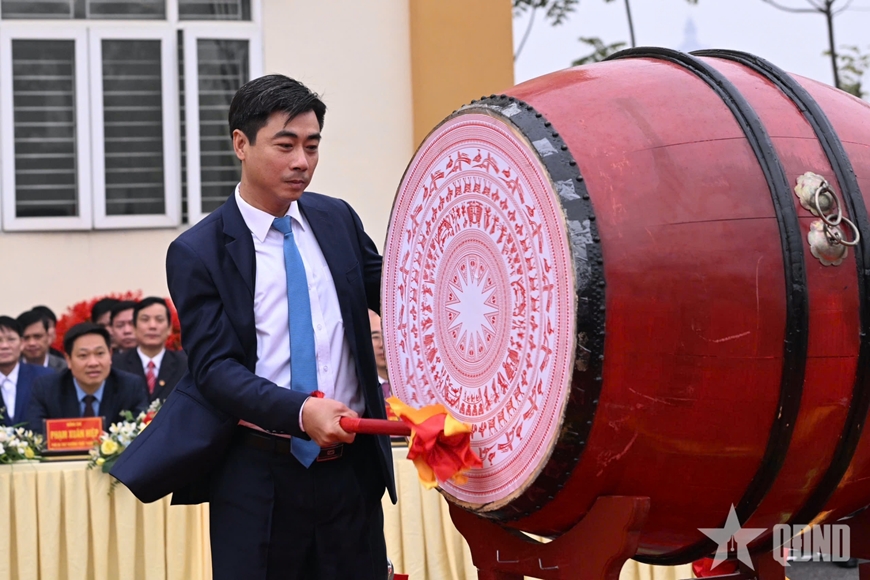 Thượng tướng Trịnh Văn Quyết động viên thanh niên TP Việt Trì, tỉnh Phú Thọ lên đường nhập ngũ