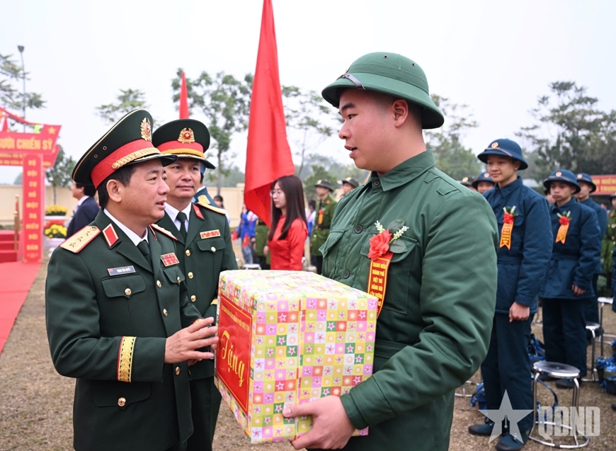 Thượng tướng Trịnh Văn Quyết động viên thanh niên TP Việt Trì, tỉnh Phú Thọ lên đường nhập ngũ