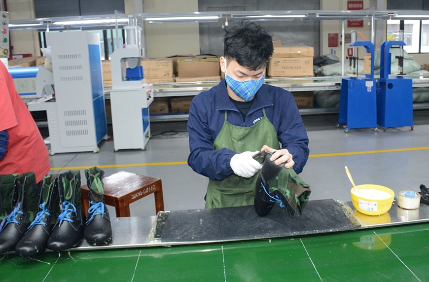 Kiểm tra chất lượng sản phẩm giày ở Xí nghiệp 26.