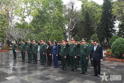 View - 	Thượng tướng Hoàng Xuân Chiến dâng hương, tưởng nhớ, tri ân