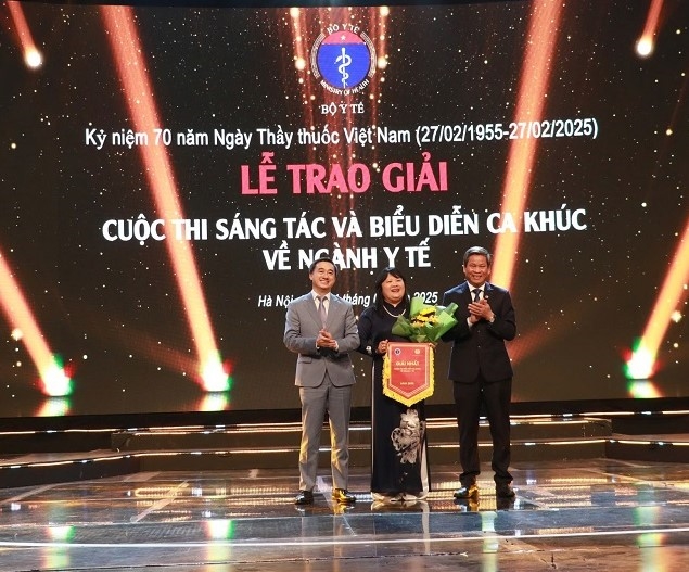 Ban tổ chức trao giải nhất tới Công đoàn cơ sở Bệnh viện Bạch Mai.