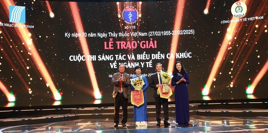Đại diện Công đoàn Y tế Việt Nam trao tặng giải nhì tới cơ sở đoạt giải.