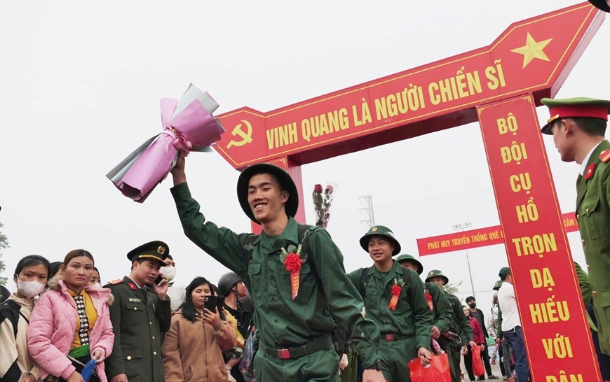 Vinh quang là người chiến sĩ, sẵn sàng nhận và hoàn thành mọi nhiệm vụ được giao.
