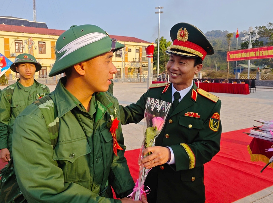 Thiếu tướng Trần Văn Bắc, Tư lệnh Quân khu 2 tặng hoa chúc mừng thanh niên huyện Mường Nhé lên đường thực hiện nghĩa vụ với Tổ quốc.