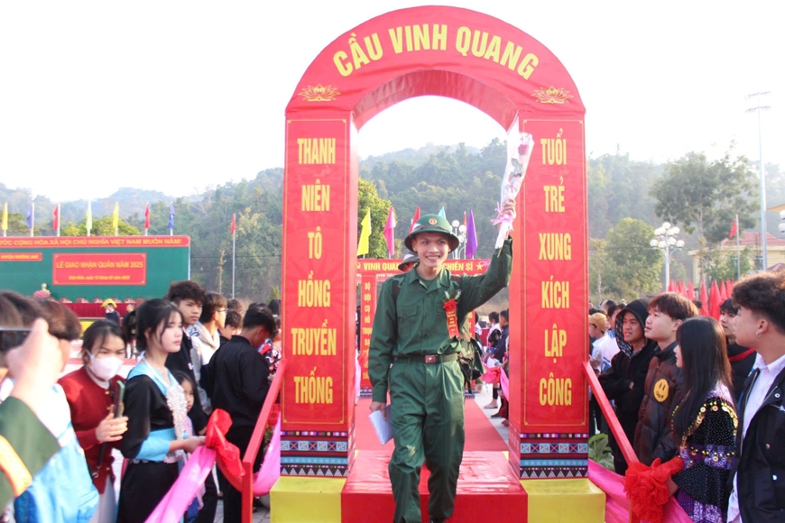 Thanh niên nhập ngũ huyện Mường Nhé bước qua Cầu vinh quang.