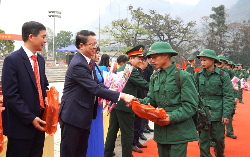 Các đại biểu trao tặng hoa, quà động viên các thanh niên trước khi lên đường nhập ngũ.