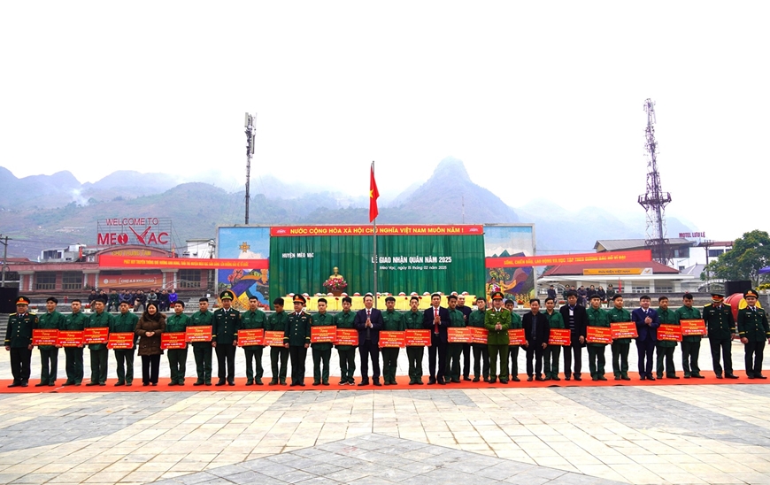 Lãnh đạo huyện Mèo Vạc trao giấy khen tặng các thanh viên viết đơn tình nguyện lên đường nhập ngũ năm 2025.