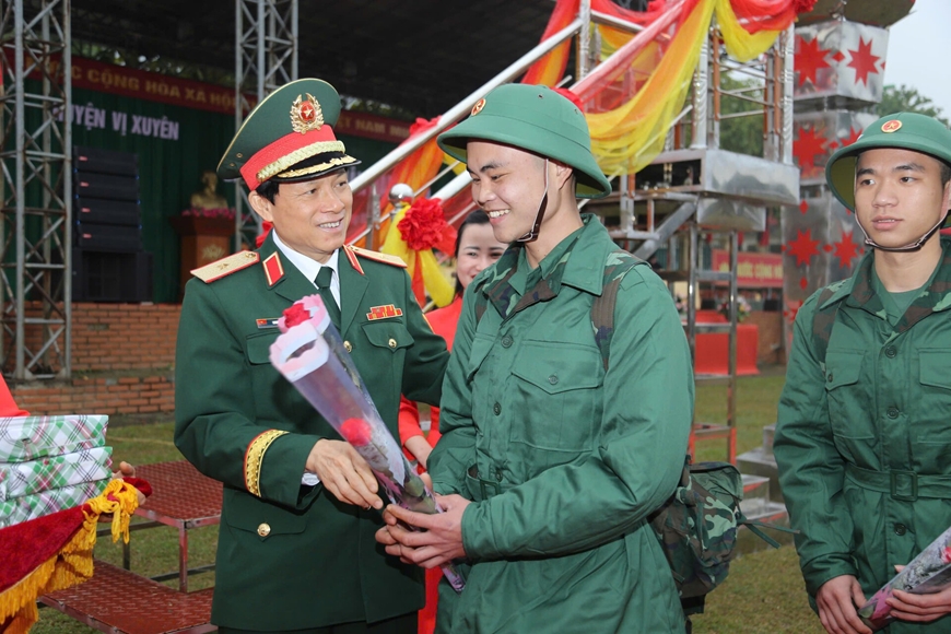 Thiếu tướng Nguyễn Hồng Thái động viên các thanh niên trước khi lên đường nhập ngũ.