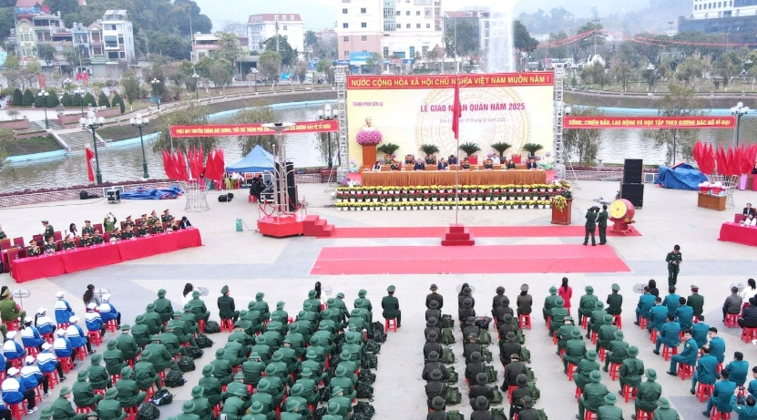Quang cảnh lễ giao nhận quân tại thành phố Sơn La.