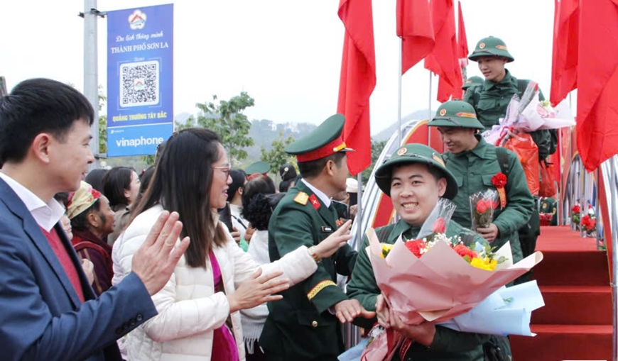 Thanh niên nhập ngũ qua cầu vinh quang lên đường làm nhiệm vụ với Tổ quốc.