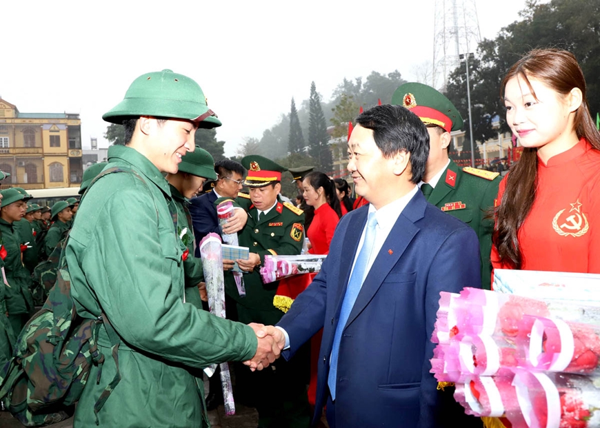 Bí thư Tỉnh ủy Hầu A Lềnh thăm hỏi, động viên các thanh niên trước khi lên đường nhập ngũ.