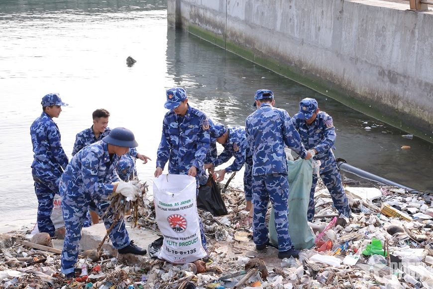 Bộ tư lệnh Vùng Cảnh sát biển 4: Phát huy vai trò xung kích của đoàn viên hội viên trong bảo vệ môi trường biển Bộ tư lệnh Vùng Cảnh sát biển 4: Phát huy vai trò xung kích của đoàn viên hội viên trong bảo vệ môi trường biển
