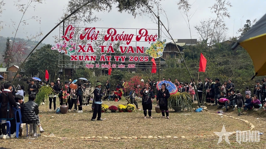 Hàng vạn người dân và du khách tham dự Lễ hội xuống đồng tại Sa Pa