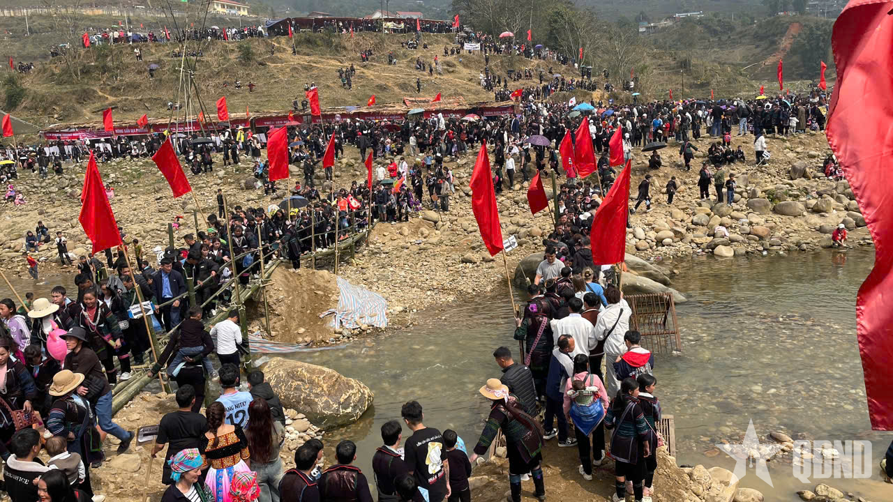 Hàng vạn người dân và du khách tham dự Lễ hội xuống đồng tại Sa Pa