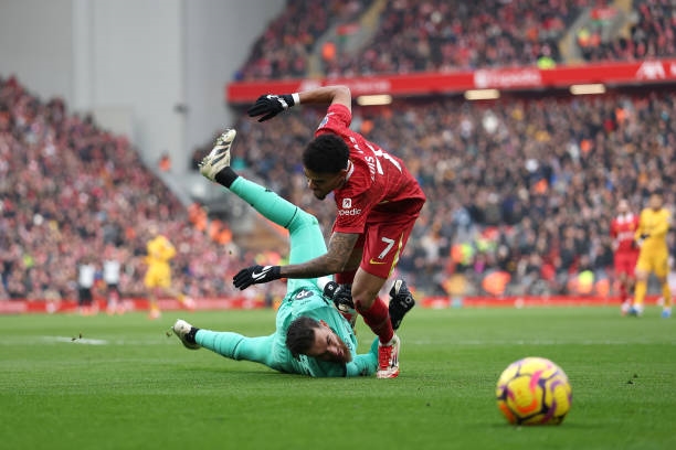 Liverpool tái lập khoảng cách 7 điểm hơn Arsenal