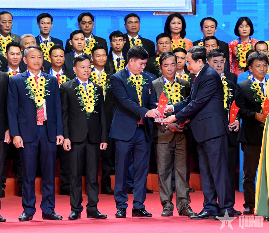 Chủ tịch Quốc hội Trần Thanh Mẫn dự Hội nghị toàn quốc biểu dương công nhân lao động tiêu biểu là đảng viên
