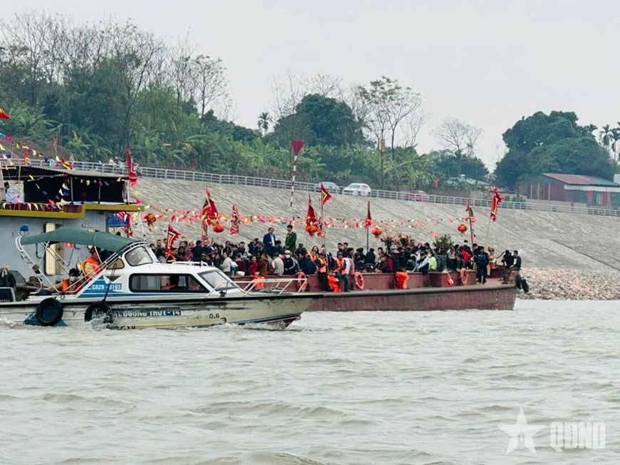 Tăng cường bảo đảm an toàn các lễ hội đầu năm trên sông Hồng