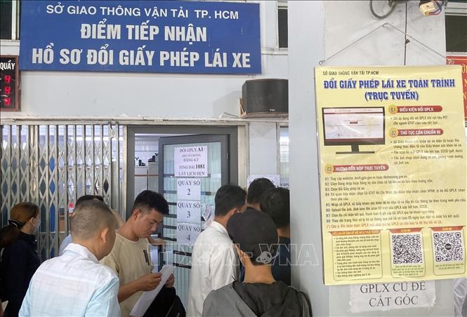 Người dân có thể nộp hồ sơ cấp, đổi giấy phép lái xe ngay tại xã, phường, thị trấn