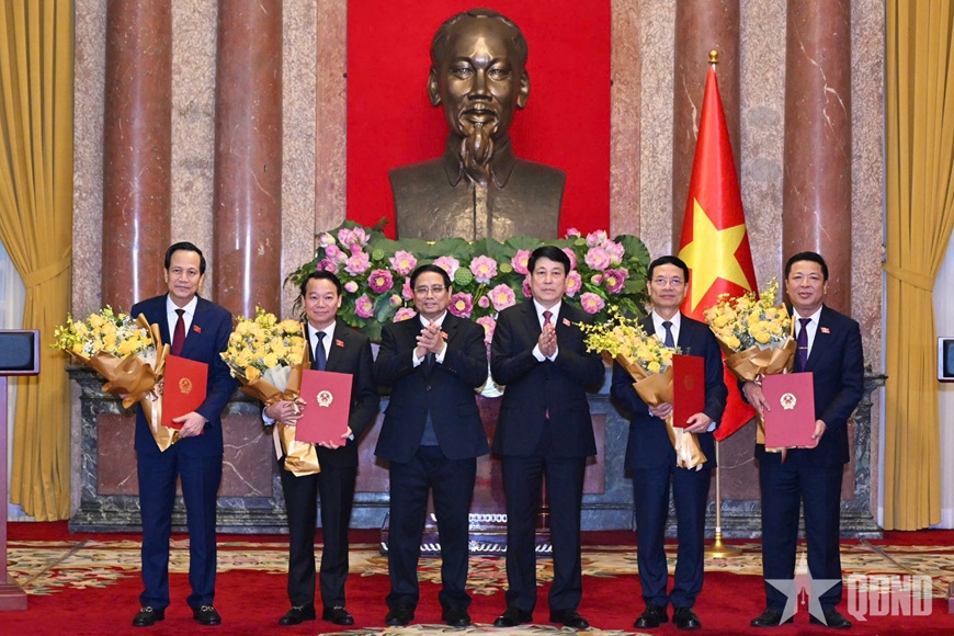 Chủ tịch nước Lương Cường trao quyết định bổ nhiệm Phó thủ tướng và Bộ trưởng