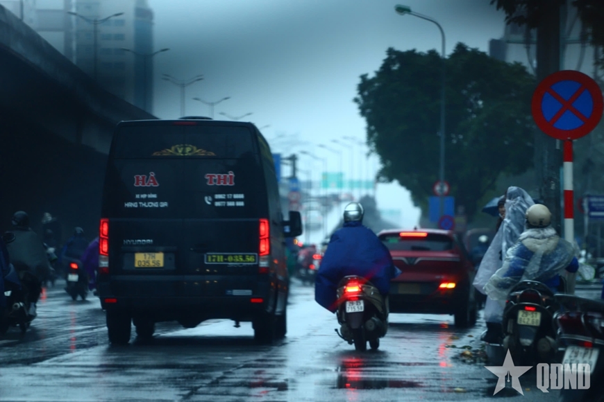 Hà Nội: Xử lý xe khách dừng, đỗ gây cản trở giao thông giờ cao điểm